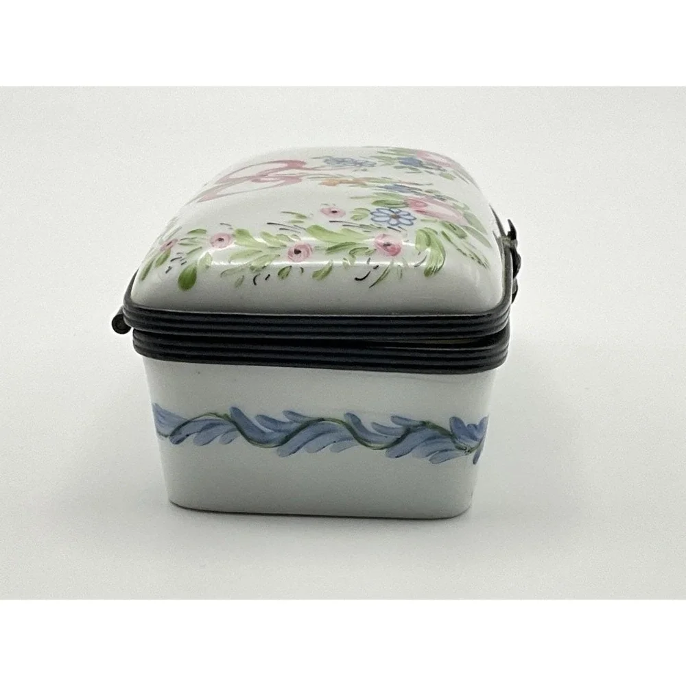 Limoges Peint Main Porcelain Hinged Floral Trinket Pill Box 3 3/8